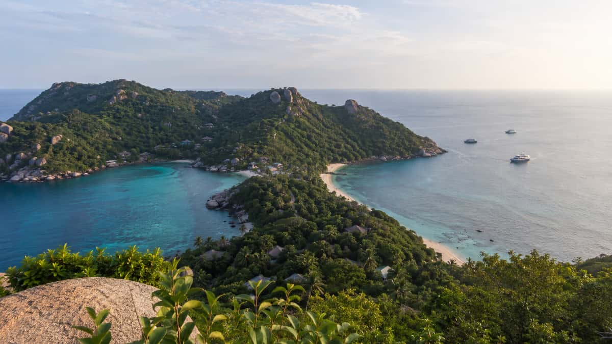 Vue panoramique sur Koh Tao avec ses baies, sa végétation et la mer turquoise