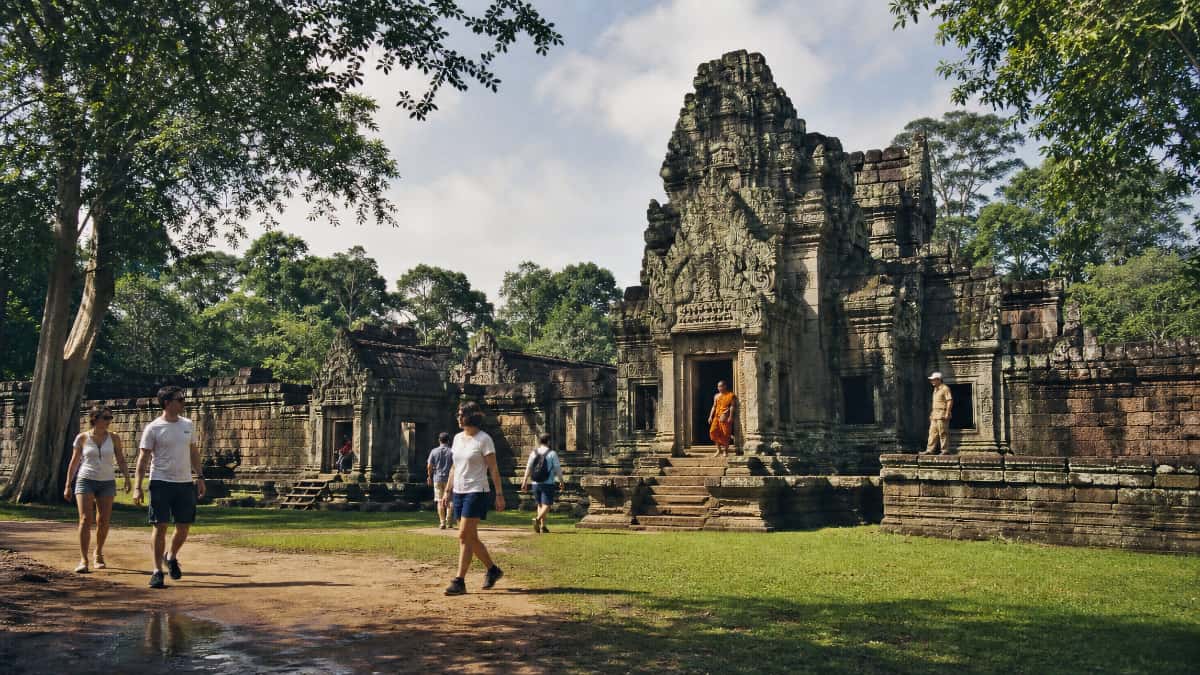 Visite d’un temple de style Angkor près de Siem Reap après une averse de mousson, sous une lumière déjà revenue