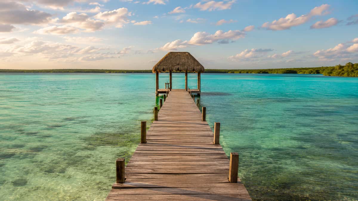 Ponton en bois sur la lagune turquoise de Bacalar au Mexique