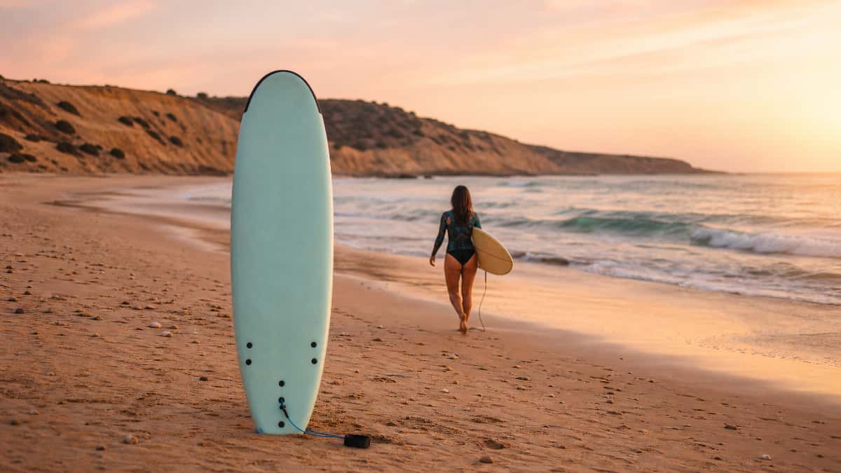 Sur une plage au coucher du soleil, après un premier surf trip